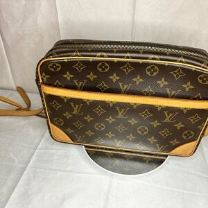 Classic Louis Vuitton Trocardo 30 bag in excellent condition